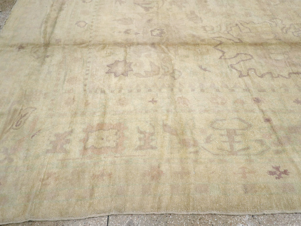 An Oushak Carpet, No.10280 - Galerie Shabab