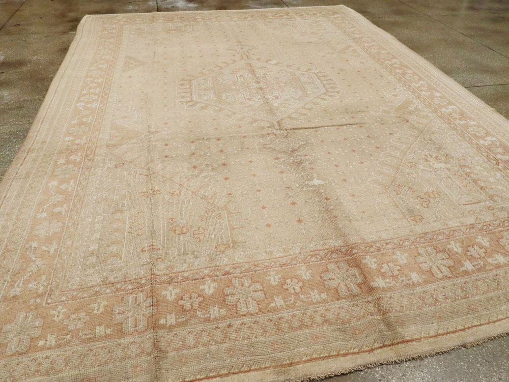 An Oushak Carpet, No.10796 - Galerie Shabab