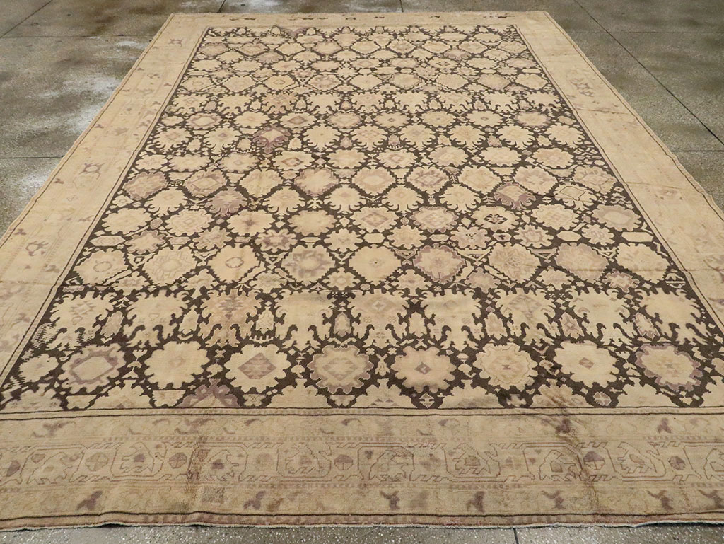 An Oushak Carpet, No.10806 - Galerie Shabab