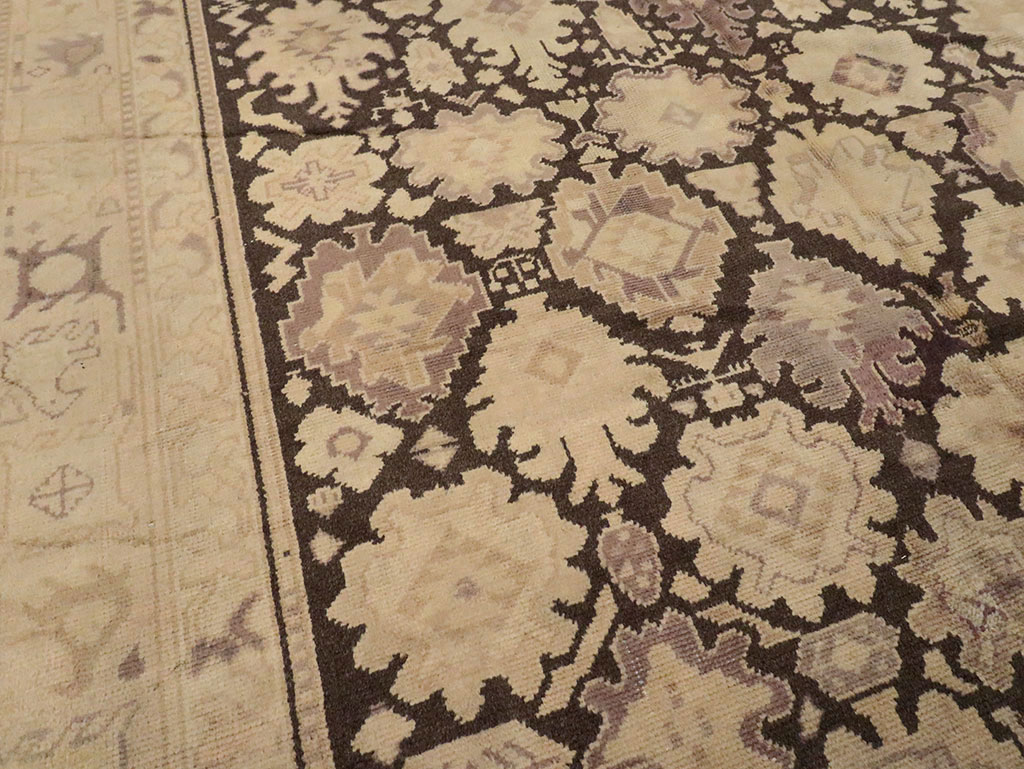 An Oushak Carpet, No.10806 - Galerie Shabab