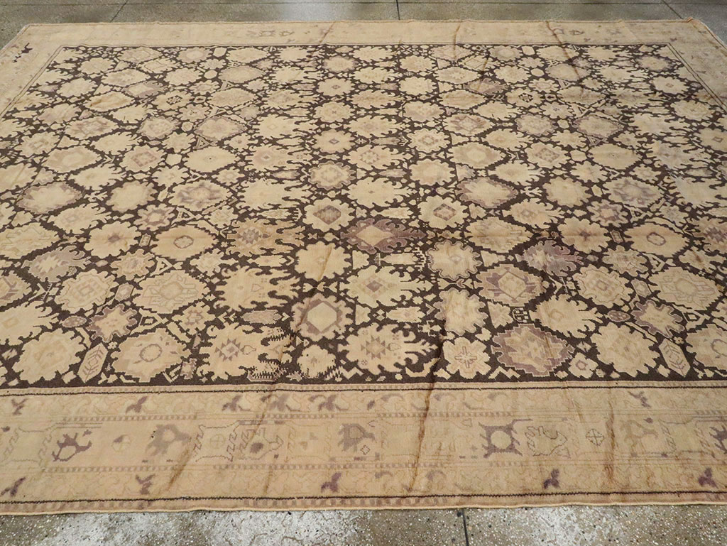 An Oushak Carpet, No.10806 - Galerie Shabab