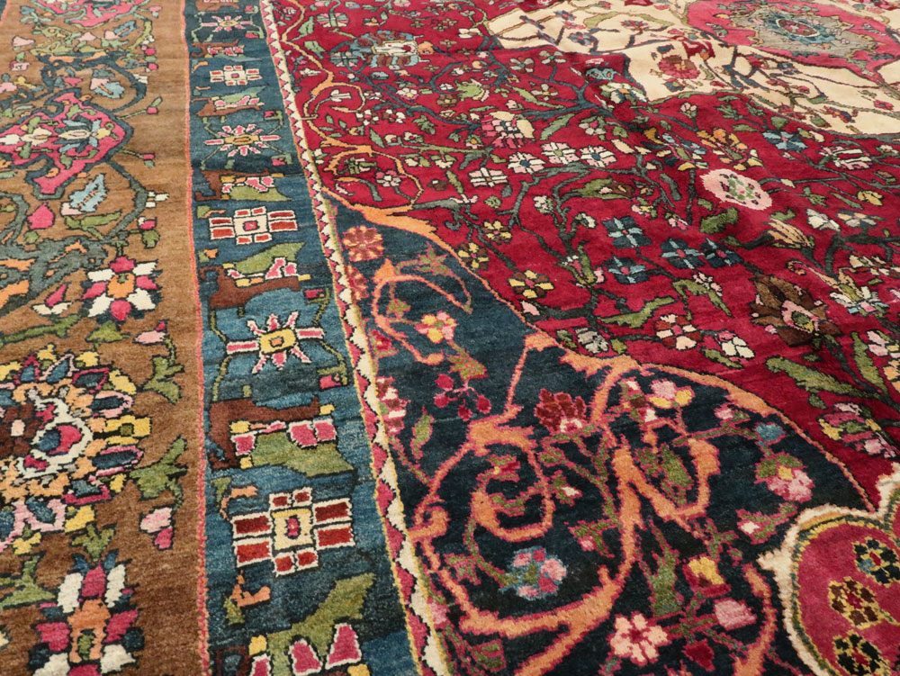 Antique Persian Bakhtiari Carpet, No.11770 - Galerie Shabab