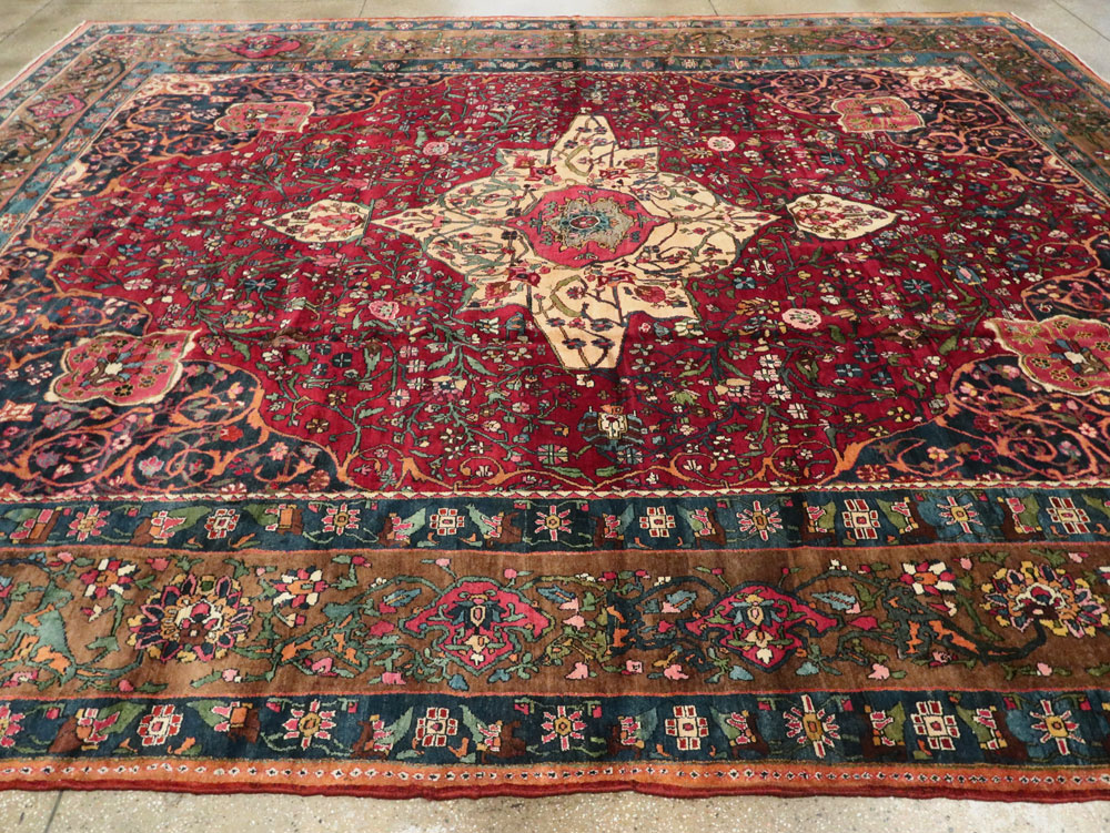 Antique Persian Bakhtiari Carpet, No.11770 - Galerie Shabab