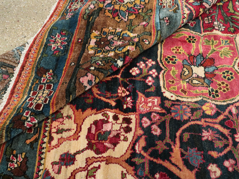 Antique Persian Bakhtiari Carpet, No.11770 - Galerie Shabab