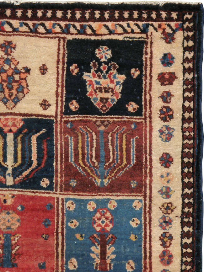 Vintage Persian Bakhtiari Rug, No.11901 - Galerie Shabab