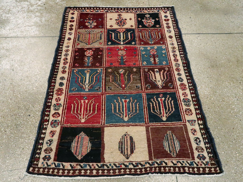 Vintage Persian Bakhtiari Rug, No.11901 - Galerie Shabab