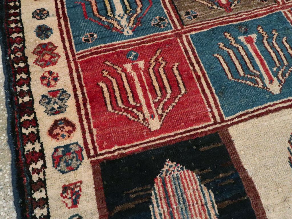 Vintage Persian Bakhtiari Rug, No.11901 - Galerie Shabab