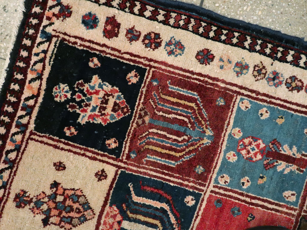 Vintage Persian Bakhtiari Rug, No.11901 - Galerie Shabab