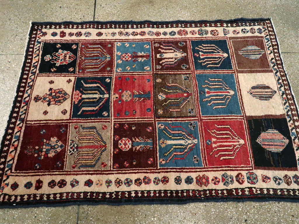 Vintage Persian Bakhtiari Rug, No.11901 - Galerie Shabab
