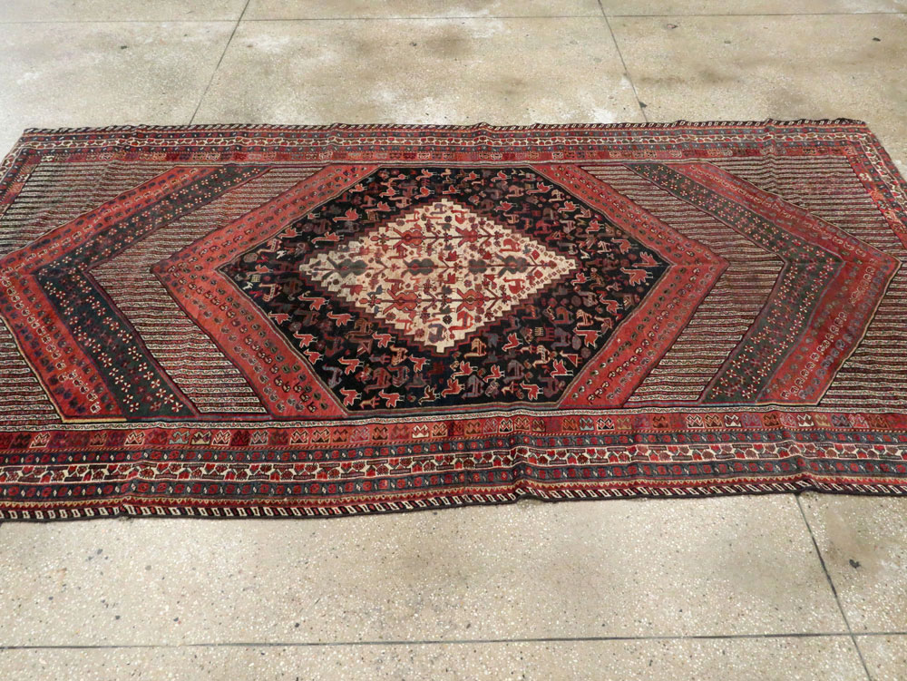 Antique Shiraz Gallery Carpet, No.12036 - Galerie Shabab