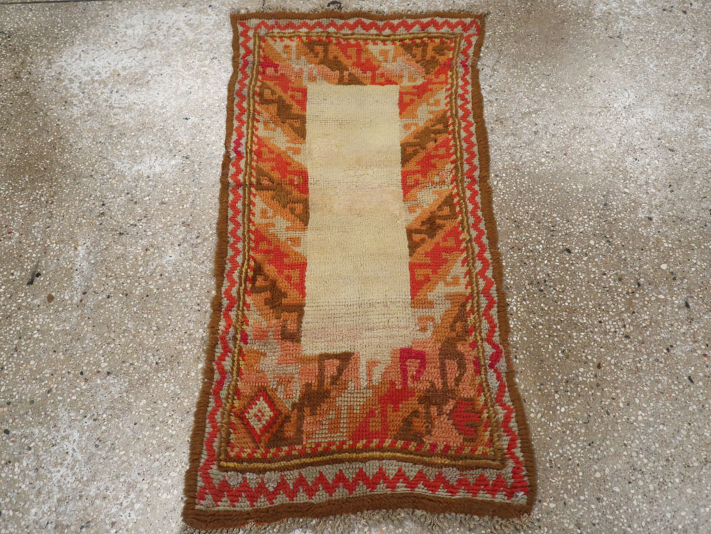 Vintage Continental European Throw Rug, No.12153 - Galerie Shabab