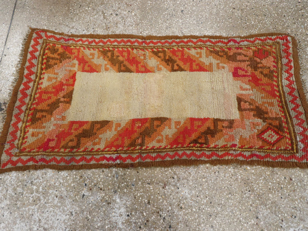 Vintage Continental European Throw Rug, No.12153 - Galerie Shabab