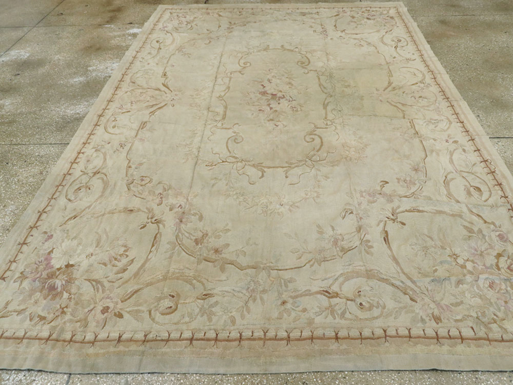 Antique French Aubusson Rug, No.13096 - Galerie Shabab