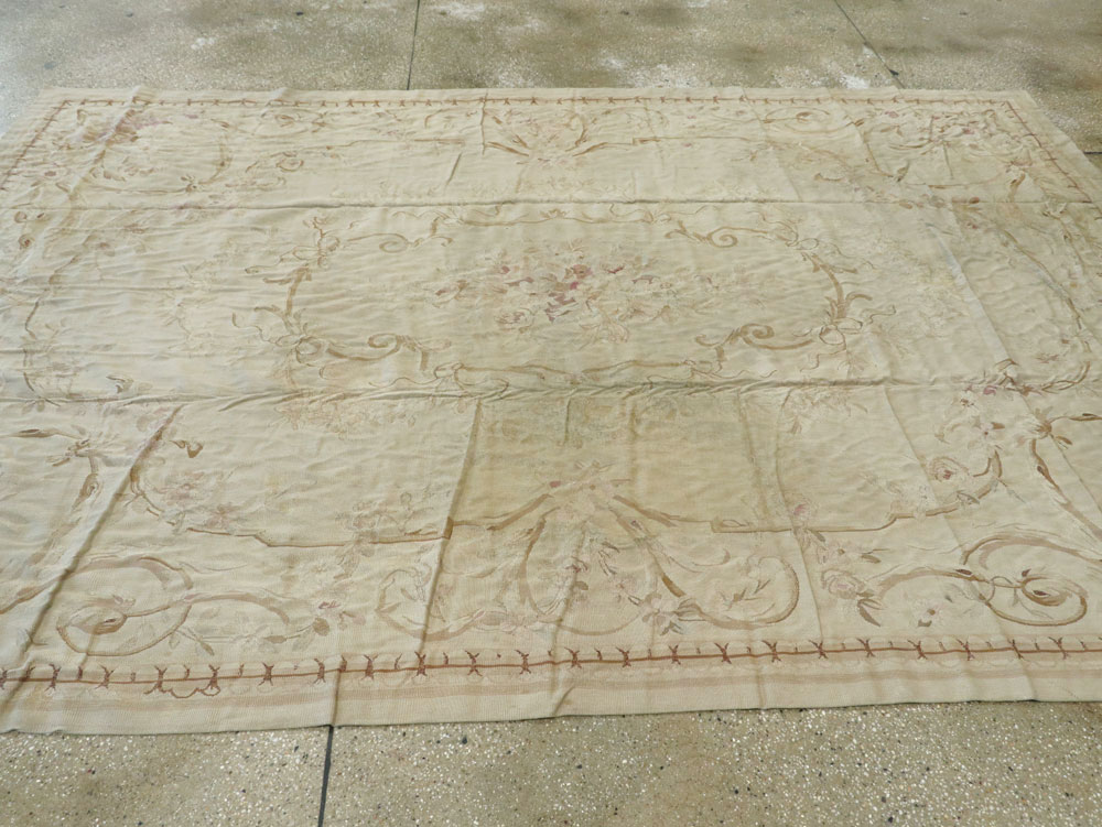 Antique French Aubusson Rug, No.13096 - Galerie Shabab