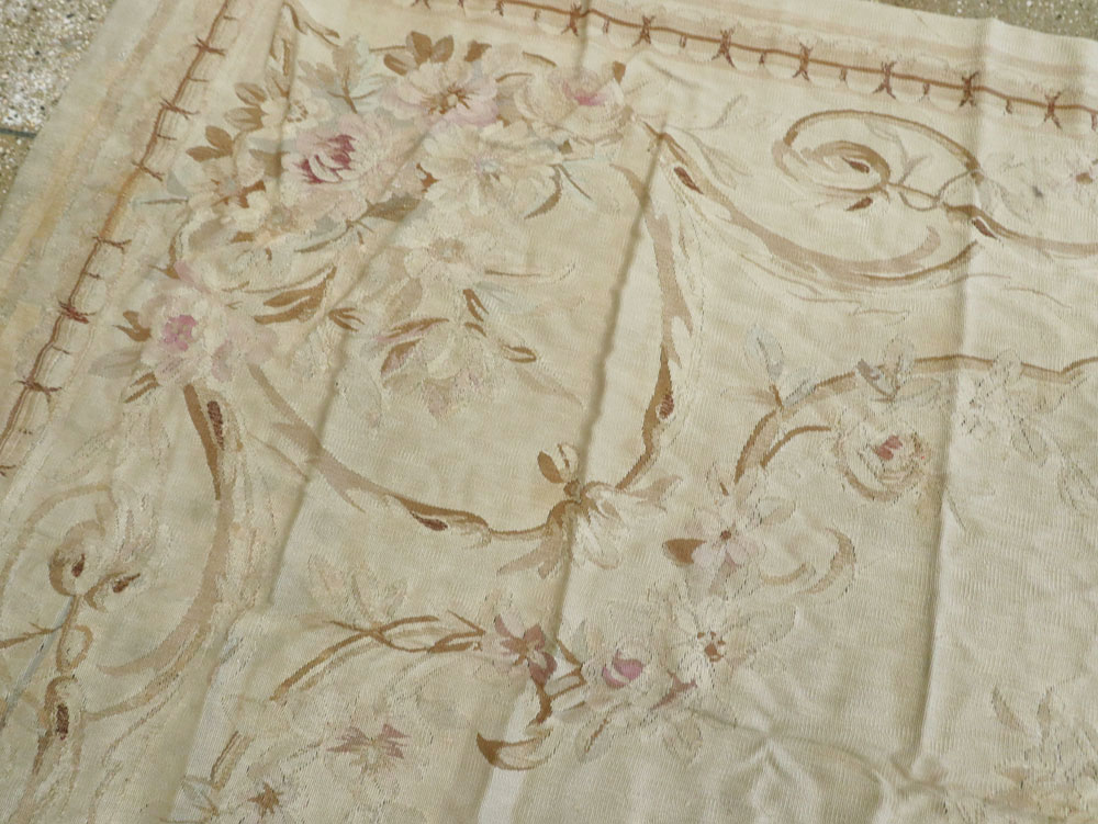 Antique French Aubusson Rug, No.13096 - Galerie Shabab