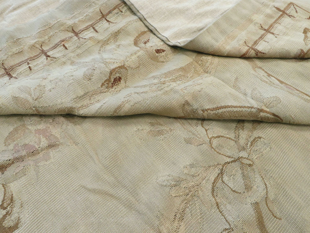 Antique French Aubusson Rug, No.13096 - Galerie Shabab