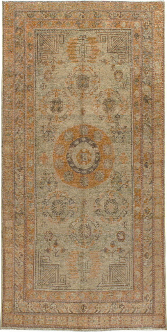Antique Khotan Gallery Carpet, No.13136 - Galerie Shabab