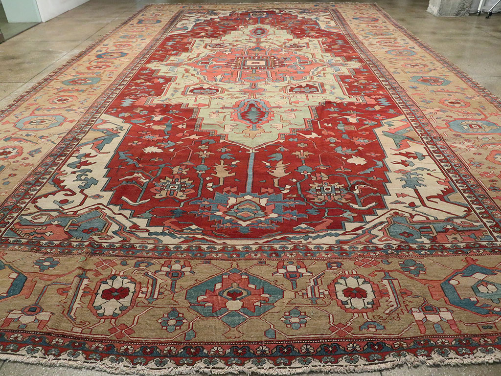 Antique Persian Serapi Carpet, No.13485 - Galerie Shabab