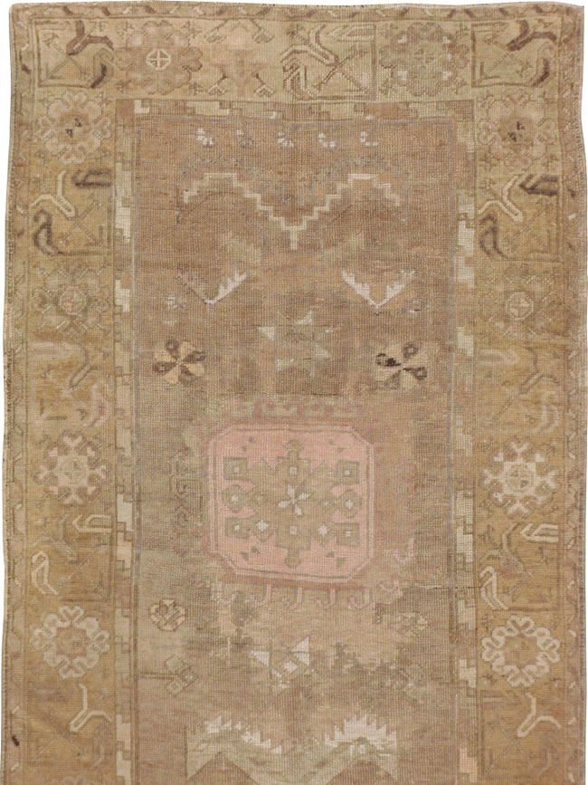 An Oushak Runner, No.13773 - Galerie Shabab