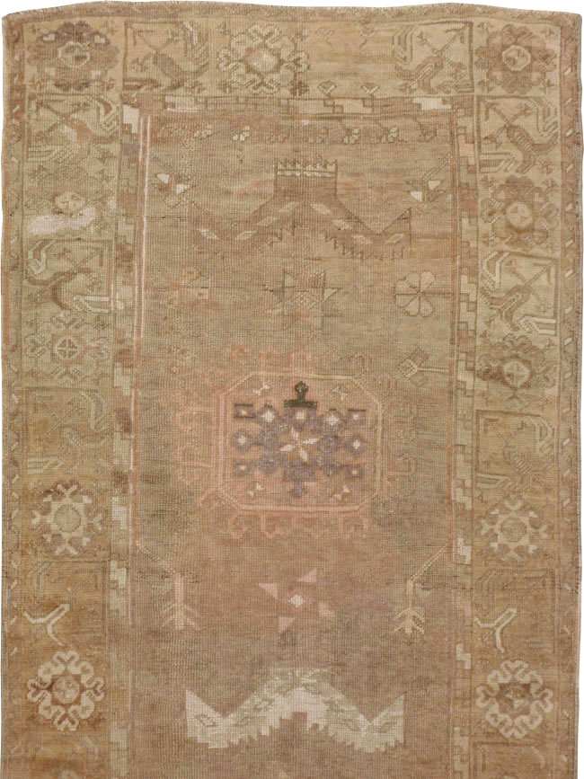 An Oushak Runner, No.13773 - Galerie Shabab