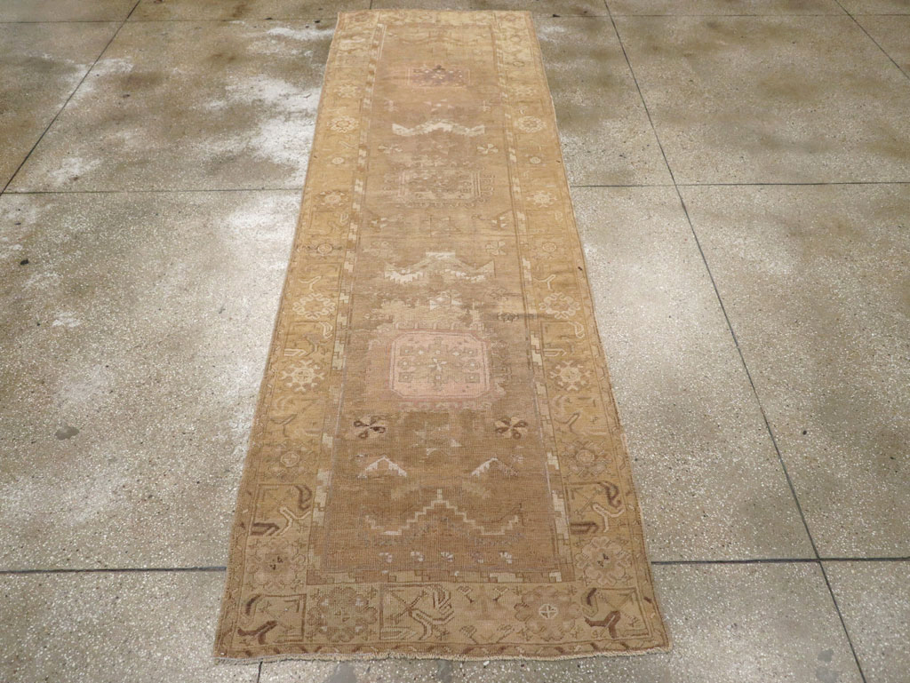An Oushak Runner, No.13773 - Galerie Shabab