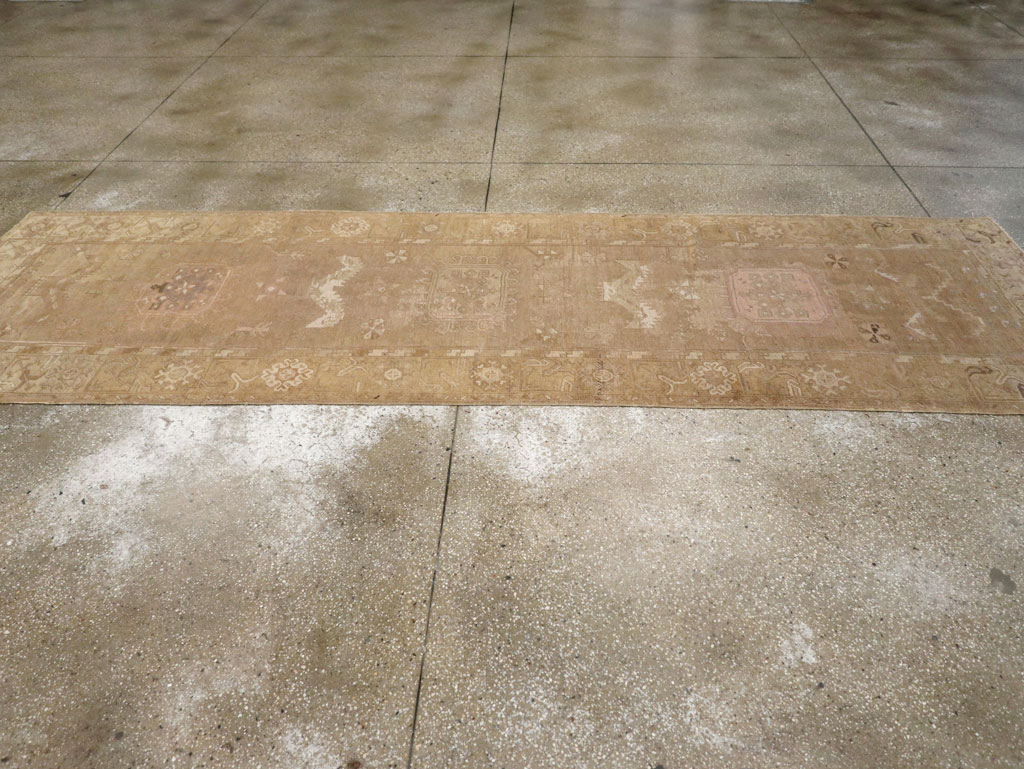 An Oushak Runner, No.13773 - Galerie Shabab