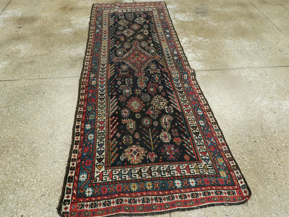 Antique Persian Shiraz Rug, No.14093 - Galerie Shabab