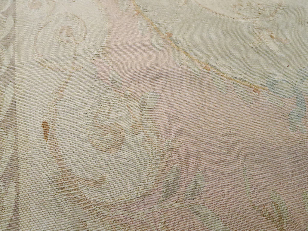 Antique French Aubusson Rug, No.14331 - Galerie Shabab