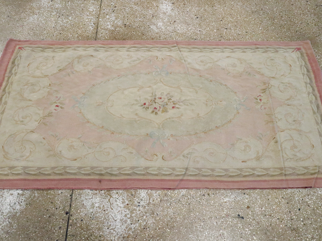 Antique French Aubusson Rug, No.14331 - Galerie Shabab