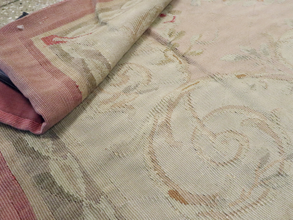 Antique French Aubusson Rug, No.14331 - Galerie Shabab