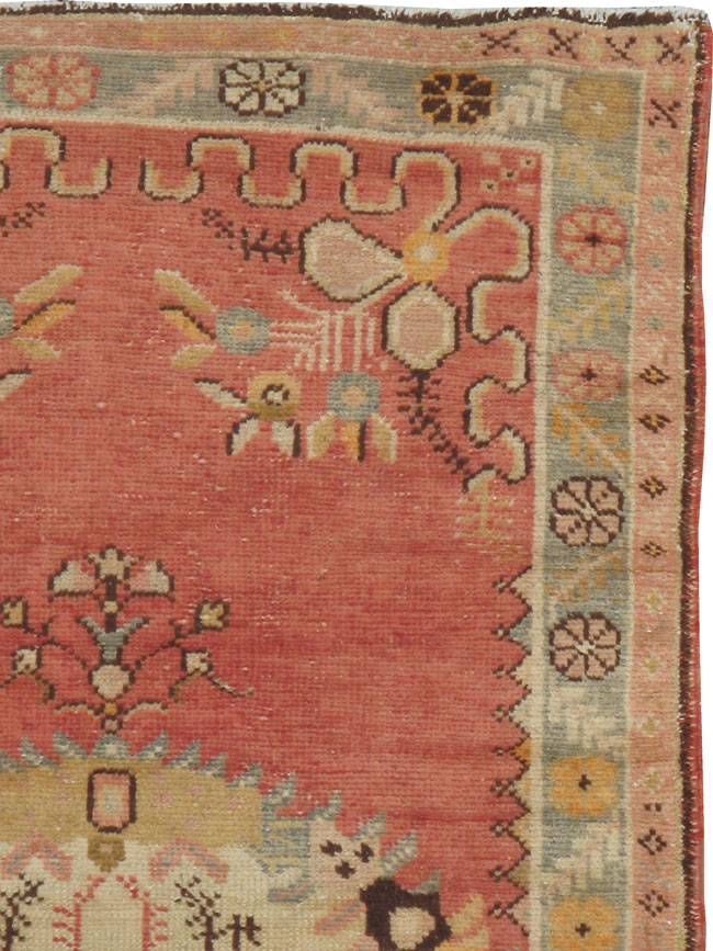 Antique Oushak Rug, No.14332 - Galerie Shabab