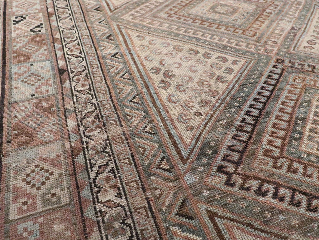 Antique Persian Shiraz Gallery Rug, No.14480 - Galerie Shabab