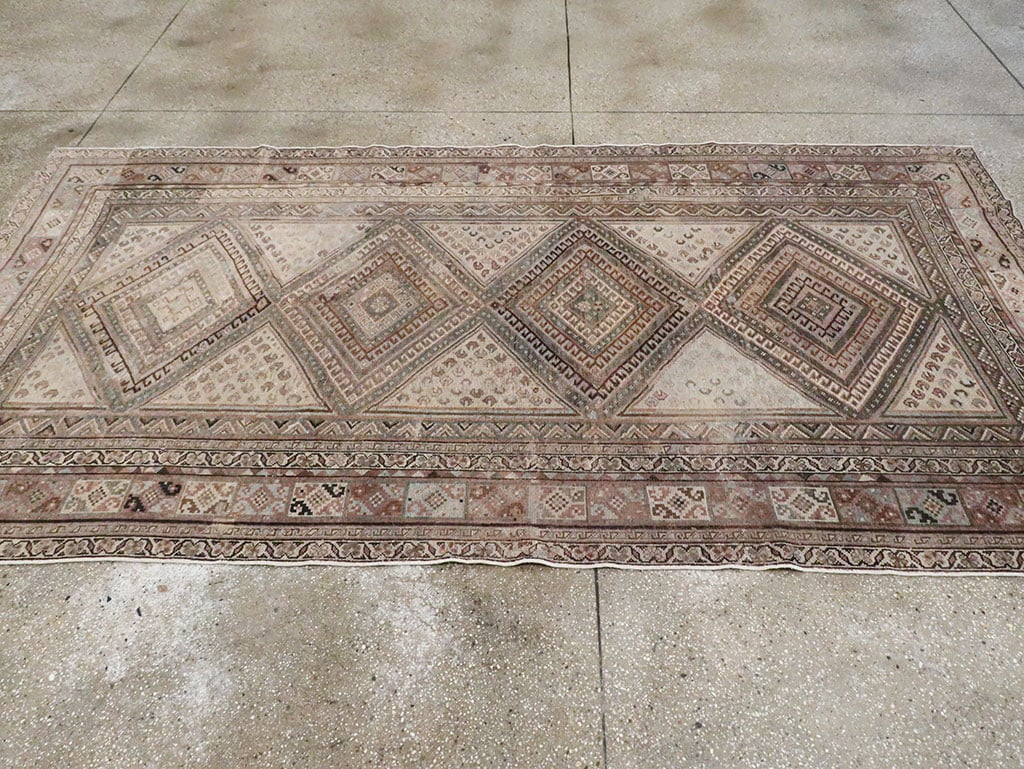 Antique Persian Shiraz Gallery Rug, No.14480 - Galerie Shabab
