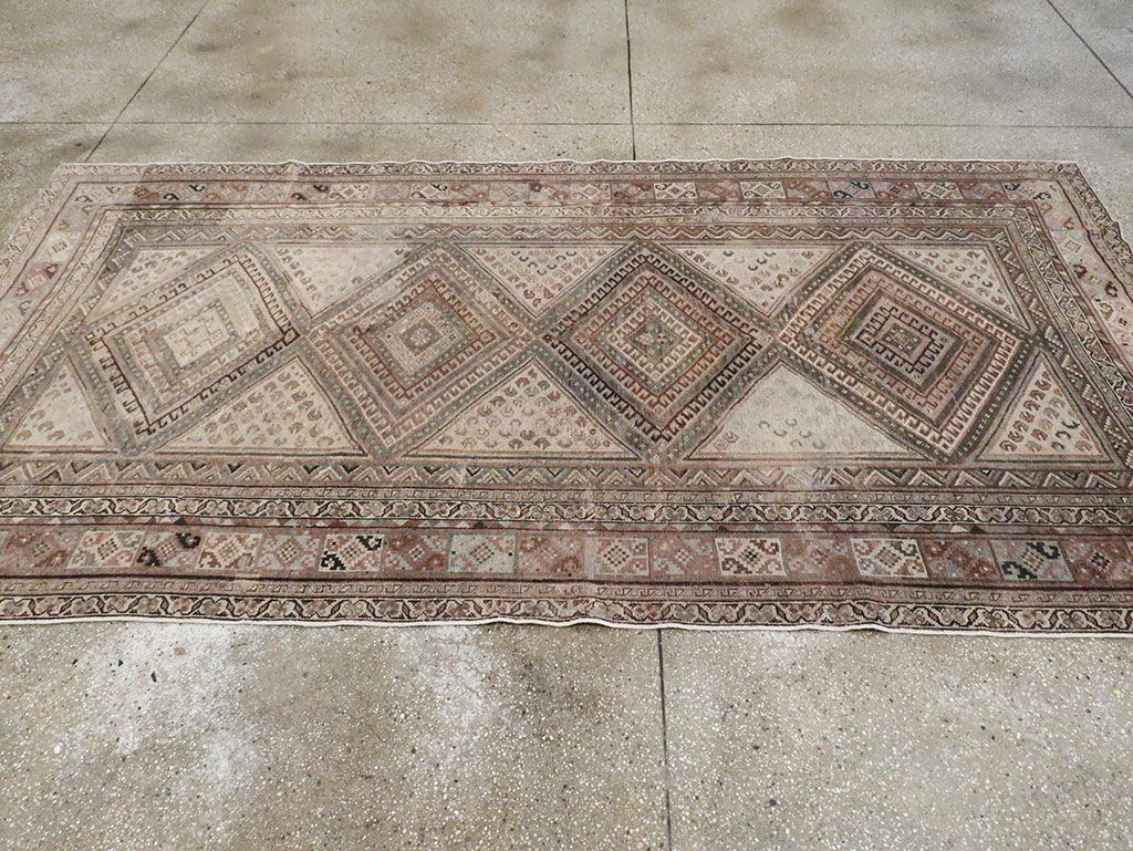 Antique Persian Shiraz Gallery Rug, No.14480 - Galerie Shabab
