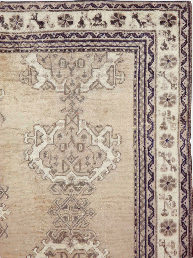 Antique Turkish Oushak Square Accent Carpet, No.15174 - Galerie Shabab