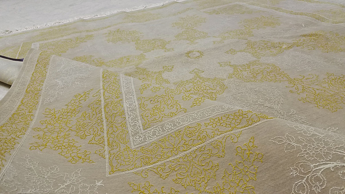 Vintage Persian Isfahan Square Rug, No.15428 - Galerie Shabab