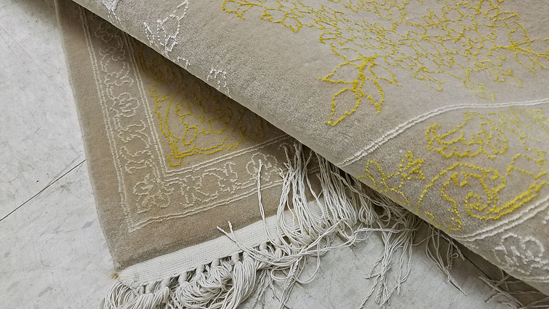 Vintage Persian Isfahan Square Rug, No.15428 - Galerie Shabab