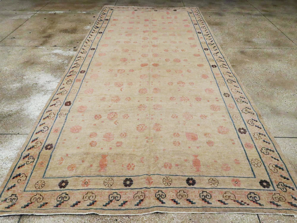 Antique East Turkestan Distressed Khotan Gallery Carpet, No.15468 - Galerie Shabab
