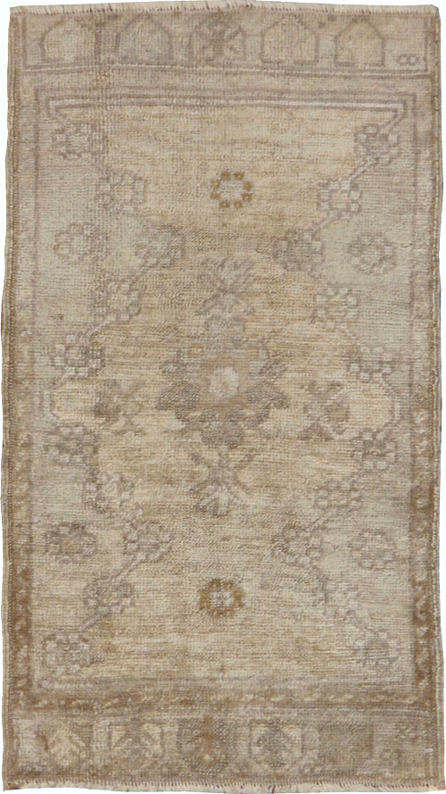 Antique Turkish Oushak Rug, No.15646 - Galerie Shabab