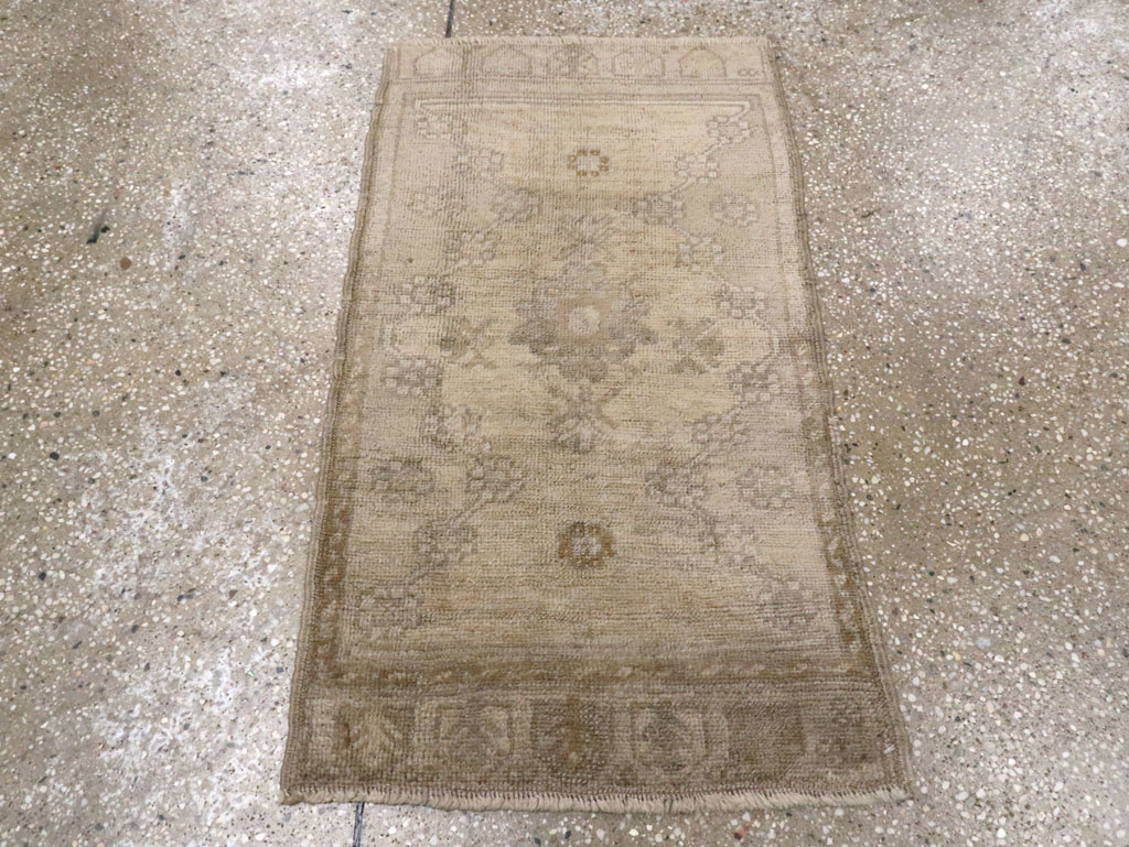 Antique Turkish Oushak Rug, No.15646 - Galerie Shabab