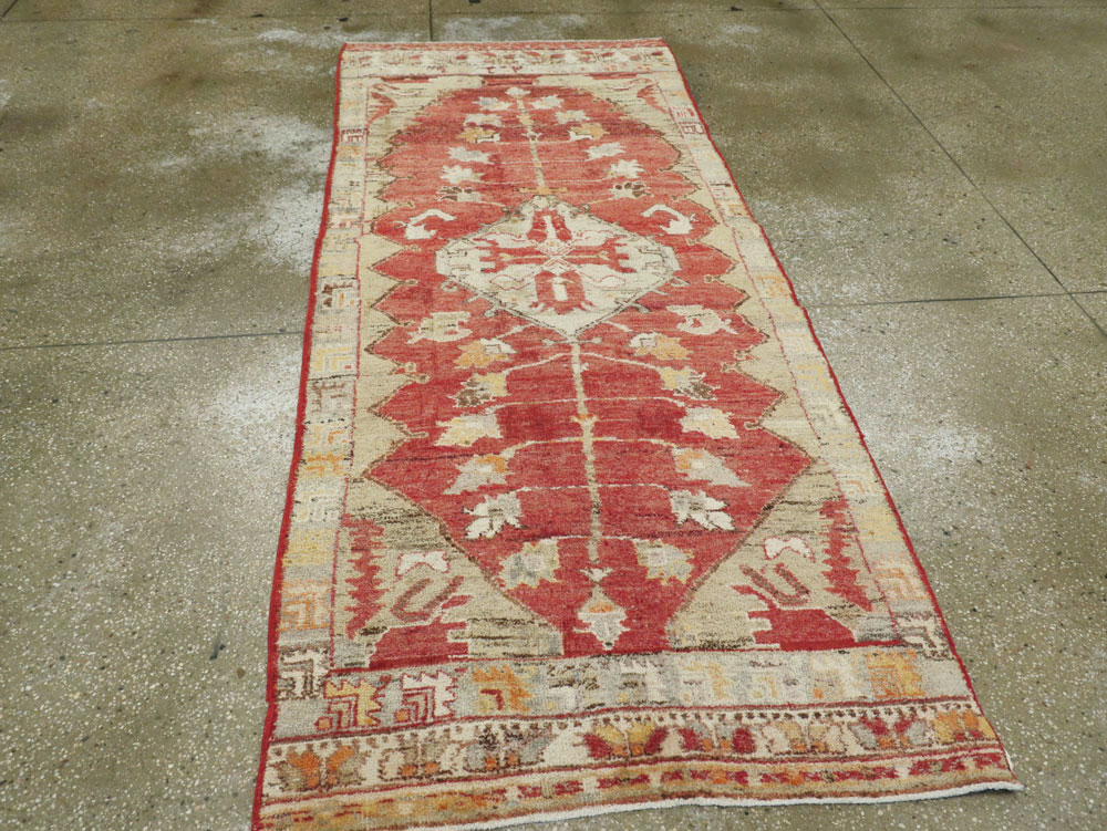 Vintage Turkish Oushak Rug, No.15866 - Galerie Shabab