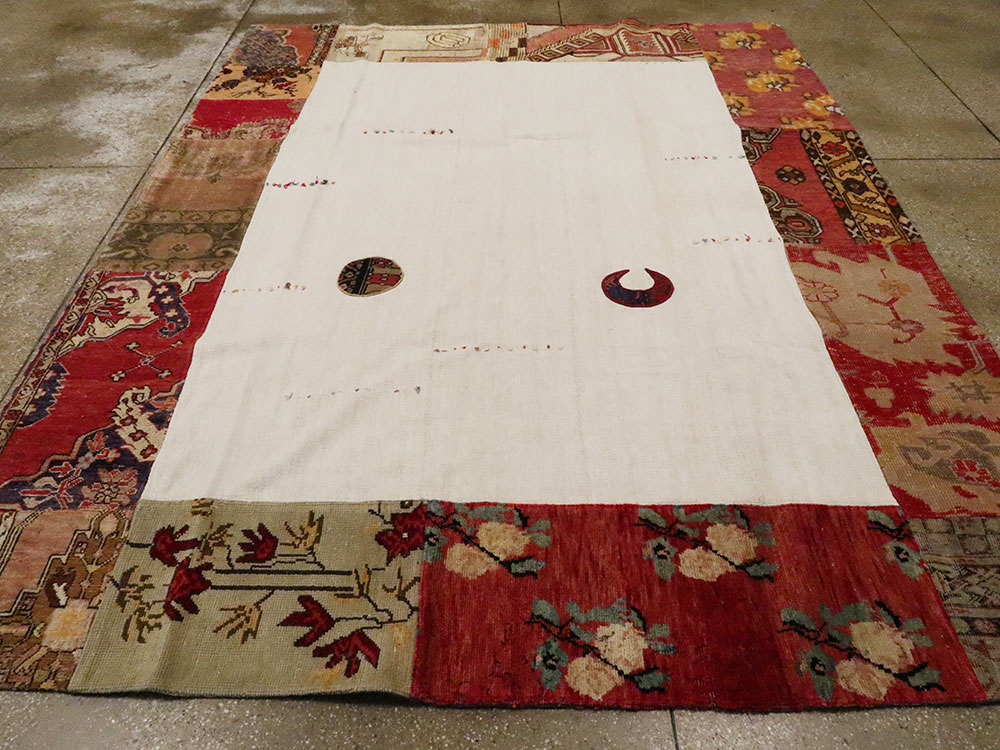 Modern Turkish Anatolian Patchwork Accent Carpet, No.15869 - Galerie Shabab