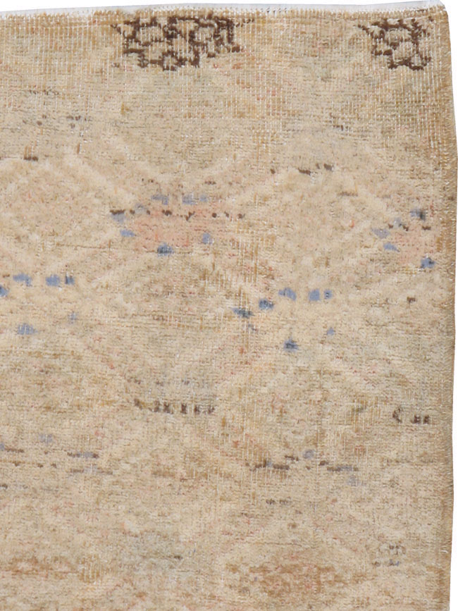 Vintage Turkish Anatolian Square Rug, No.15961 - Galerie Shabab