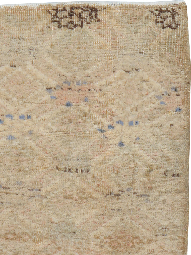 Vintage Turkish Anatolian Square Rug, No.15961 - Galerie Shabab