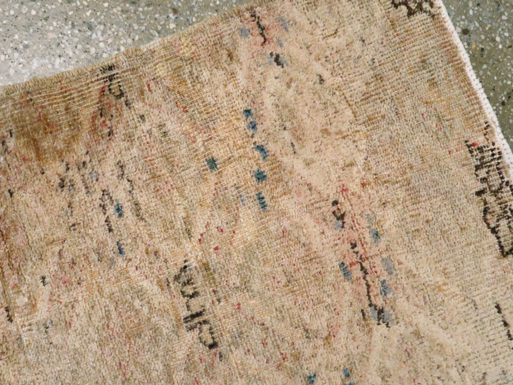 Vintage Turkish Anatolian Square Rug, No.15961 - Galerie Shabab