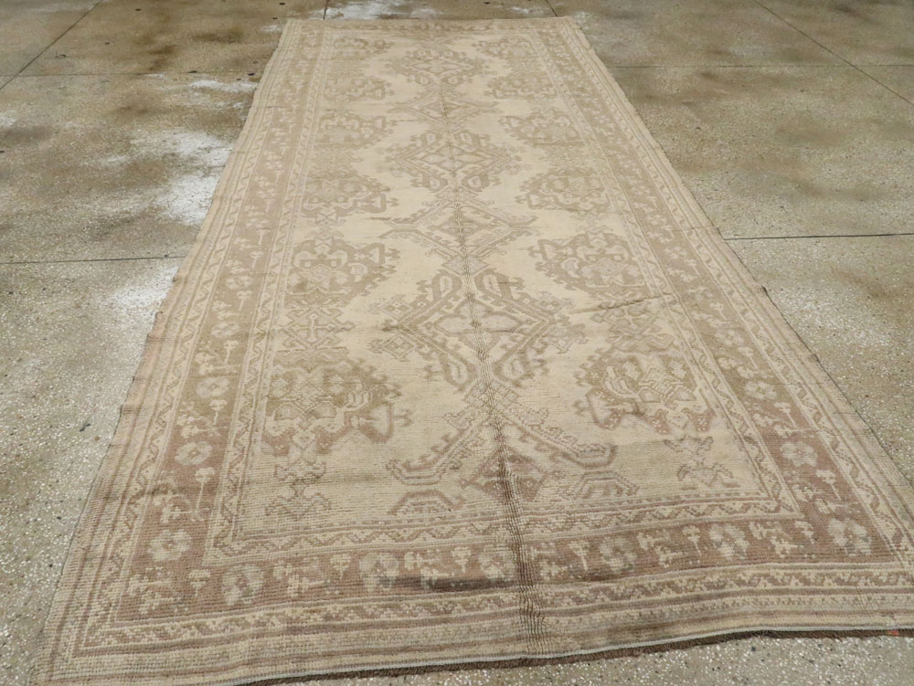 Antique Turkish Oushak Gallery Carpet, No.16519 - Galerie Shabab