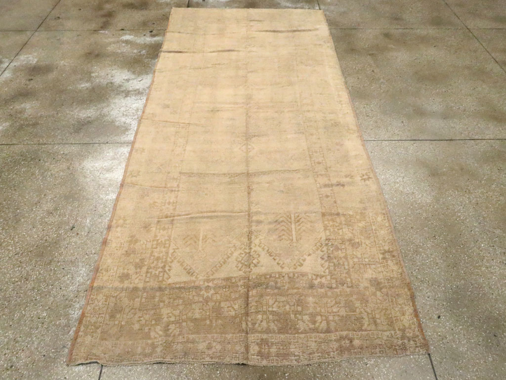 Antique Turkish Oushak Gallery Rug, No.16567 - Galerie Shabab