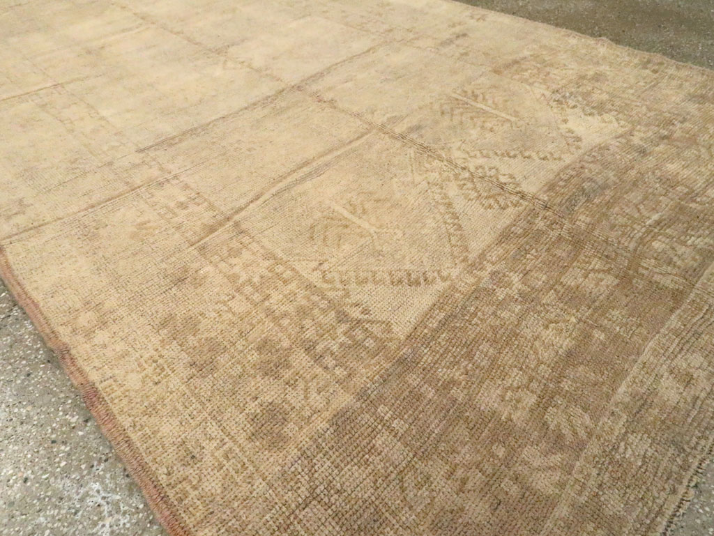 Antique Turkish Oushak Gallery Rug, No.16567 - Galerie Shabab