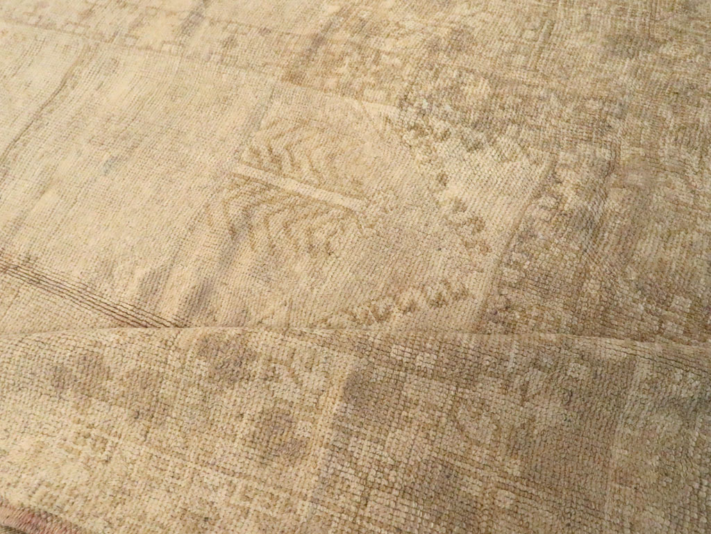 Antique Turkish Oushak Gallery Rug, No.16567 - Galerie Shabab