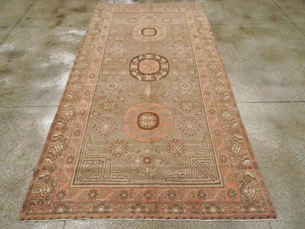 Vintage East Turkestan Khotan Carpet, No.16880 - Galerie Shabab